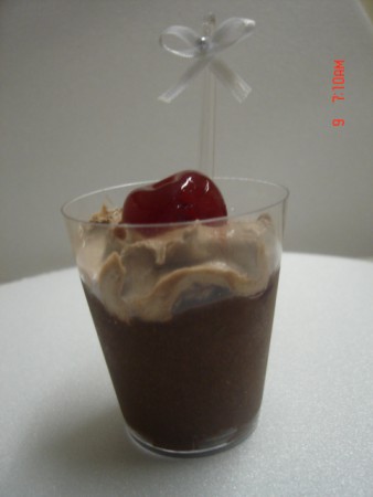 Petit Verre de danete, chantily e cereja